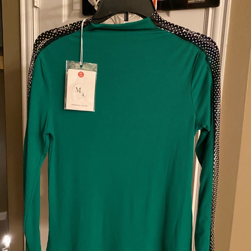 Women’s fashion top NWT green size M long sleeves with sparkly mesh fabric.